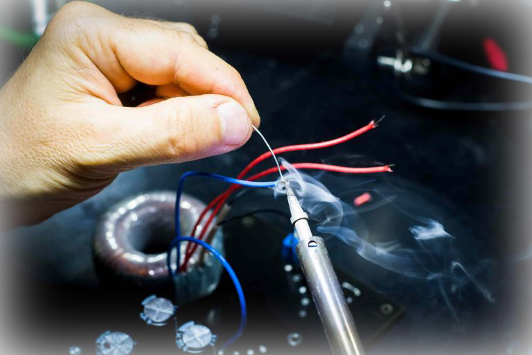 Lavorazione tecnica di componenti e collegamenti elettrici