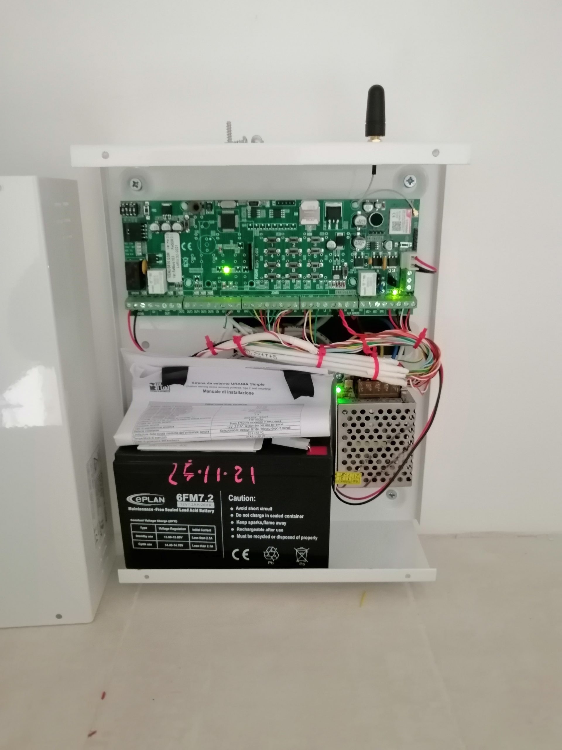 Centrale antifurto con scheda elettronica e cablaggio